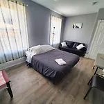 1 Bdrm Apartment With 2 Queen Beds & Small Kitchenette