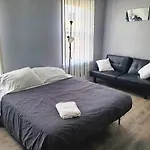 1 Bdrm Apartment With 2 Queen Beds & Small Kitchenette