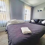 1 Bdrm Apartment With 2 Queen Beds & Small Kitchenette