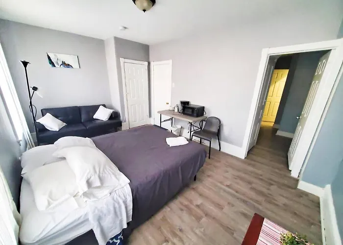 1 Bdrm Apartment With 2 Queen Beds & Small Kitchenette